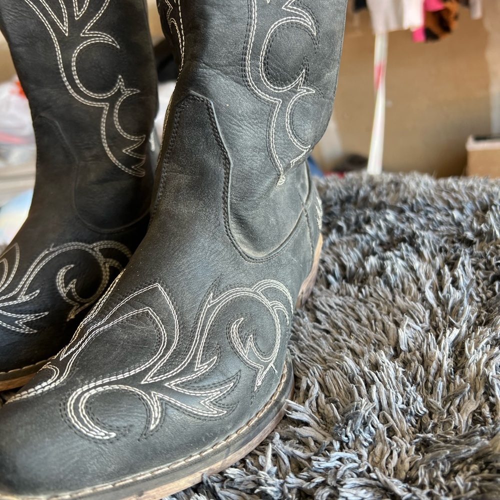 Womens cowgirl boots size 8